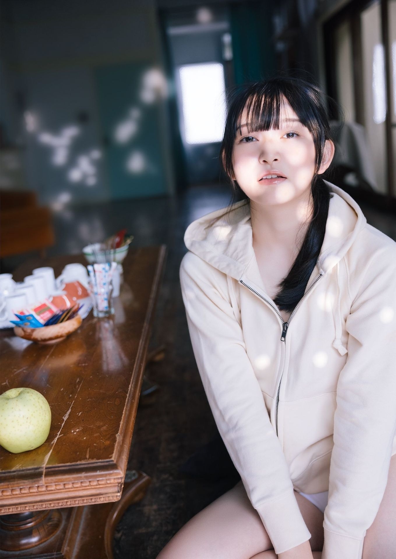 사야마 스즈카(佐山すずか, さやま すずか) - 영 점프 디지털 포토북 2021