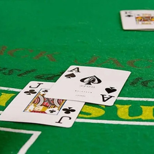 Baccarat là một trong những trò chơi casino phổ biến nhất tại Betvisa, thu hút người chơi với sự đơn giản và cơ hội chiến thắng cao. Để có được lợi thế tối đa, việc "soi cầu" trước khi đặt cược là một trong những chiến thuật thông minh mà người chơi nên áp dụng.
Tìm hiểu Luật chơi Baccarat tại Betvisa
Trước khi bắt đầu, bạn cần hiểu rõ các luật cơ bản của Baccarat tại Betvisa. Trò chơi này gồm hai bên chính là Người chơi và Nhà cái, người chơi cần dự đoán kết quả cuối cùng là Người chơi thắng, Nhà cái thắng hoặc hòa.

Phân tích Thống kê và Dữ liệu
Việc "soi cầu" Baccarat tại Betvisa thường dựa trên phân tích thống kê và dữ liệu của các ván chơi trước đó. Những người chơi thành công thường chú ý đến các mẫu số và tỉ lệ thắng của từng bên để đưa ra quyết định đặt cược chính xác.
Chiến lược Đặt cược hiệu quả
Đặt cược nhỏ dần: Bắt đầu với số tiền nhỏ và tăng dần khi có lợi thế.
Theo dõi ván chơi: Theo dõi sát sao từng ván để cập nhật và thay đổi chiến lược đặt cược.
Sử dụng Công cụ hỗ trợ
Betvisa cung cấp các công cụ hỗ trợ "soi cầu" Baccarat như biểu đồ thống kê và phân tích chi tiết. Việc sử dụng công cụ này giúp bạn đưa ra quyết định dựa trên những dữ liệu cụ thể và chính xác.
Xem chi tiết: https://betvisa.casa/soi-cau-baccarat/