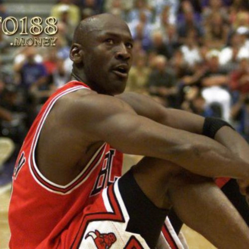 Michael Jordan là ai? Là một biểu tượng vĩ đại của bóng rổ, anh không chỉ là một cầu thủ chuyên nghiệp mà còn là một huyền thoại sống trong lòng người hâm mộ. Với sự nghiệp đầy ấn tượng và hàng loạt danh hiệu, ông đã tạo dựng một vị thế đặc biệt trong lịch sử thể thao thế giới. Hãy cùng Loto188 tìm hiểu chi tiết!
Michael Jordan là ai?
Michael Jordan, được biết đến với biệt danh "His Airness," là một huyền thoại bóng rổ. Ông được xem là một trong những vận động viên vĩ đại nhất trong lịch sử môn thể thao này. Jordan đã có sự nghiệp rực rỡ từ những năm 1980 đến cuối thập kỷ 1990.

Ông đã cùng Chicago Bulls giành 6 chức vô địch NBA. Không chỉ là một ngôi sao sáng giá trên sân, Jordan còn giành danh hiệu Cầu thủ Giá trị Nhất NBA 5 lần.
Với 5 lần đoạt giải MVP trong mùa giải chính và 3 lần MVP All-Star, ông đã khẳng định vị thế của mình như một trong những tượng đài của bóng rổ.
Tiểu sử đầy khát khao của Michael Jordan
Tiểu sử của Michael Jordan là câu chuyện về một trong những cầu thủ bóng rổ vĩ đại nhất mọi thời đại. Ông sinh ngày 17 tháng 2 năm 1963 tại Brooklyn, New York, và lớn lên ở Wilmington, Bắc Carolina. Từ khi còn nhỏ, Jordan đã thể hiện khao khát chiến thắng và sự cạnh tranh mãnh liệt.
Sự nghiệp đỉnh cao của ông bắt đầu khi tham gia đội bóng rổ của Đại học North Carolina tại Chapel Hill vào năm 1981. Jordan nhanh chóng trở thành một phần không thể thiếu của đội và giúp đội giành chức vô địch NCAA Division I vào năm 1982.
Xem thêm: https://loto188.money/michael-jordan-la-ai-2/