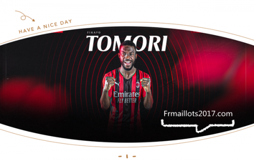Tomori_avec_son_nouveau_maillot_AC_Milan_2022.png