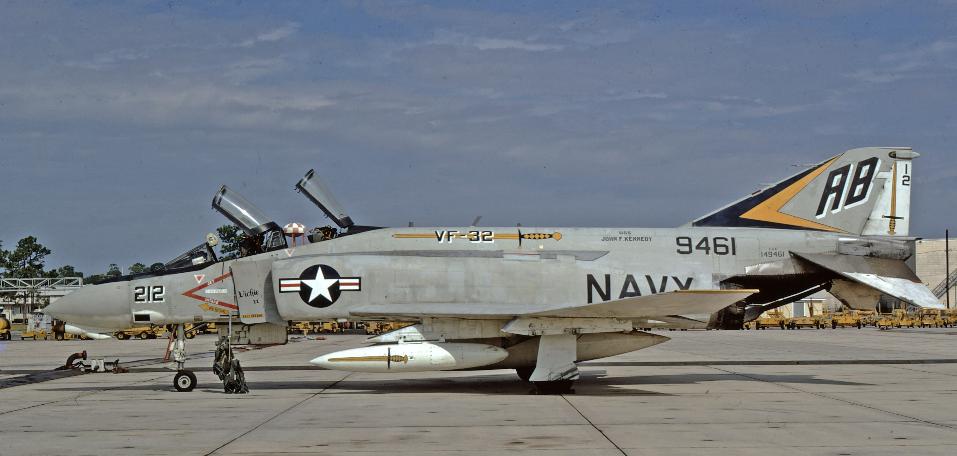 show_pic2_F-4B.jpg