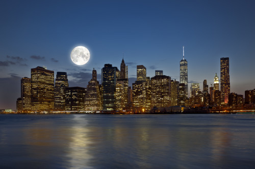 wallpapersden.com_full-moon-over-manhattan_5616x3744.jpg